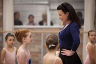 Dance Academy – Die kleine Scout (Ashleigh Ross, li.) steht eingeschüchtert vor Miss Rain (Tara Morice, re.). Sie hat keinen regulären Termin zum Vortanzen. Tara, Christian, Kat und Petra glauben an Scout und schmuggeln sie in die Tanzprüfung.