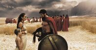 300 – Giovani Cimmino (Pleistarchos), Lena Headey (Königin Gorgo), Gerard Butler (König Leonidas).