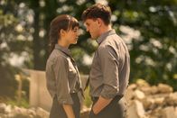 Normal People – Zwischen dem allseits beliebten Sportass der Schule Connell (Paul Mescal) und der stillen introvertierten Außenseiterin Marianne (Daisy Edgar-Jones) funkt es gewaltig.
