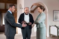 Der Bergdoktor – (v.li.) Mark Keller (Dr. Alexander Kahnweiler), Lambert Hammel (Prof. Fendrich), Rebecca Immanuel (Vera Fendrich).