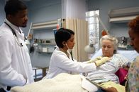 Emergency Room – Bei Kollegen und Patienten sehr beliebt: Neela (Parminder Nagra, M.) ...
