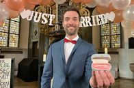 Ausgerechnet – Ja ich will! Das sagten 2022 380.700 Paare. Aber was geben sie für den schönsten Tag des Lebens aus? Das findet Daniel Aßmann bei „Ausgerechnet – Hochzeit“ heraus.