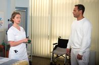 Rote Rosen – Als Sara (Antonia Jungwirth, l.) ihm auf den Kopf zusagt, dass er sich ernsthaft verliebt hat, gesteht Leo (Daniel Hartwig, r.) Sara seine Gefühle für Katrin.