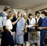 Ich heirate eine Familie – Reich beschenkt wird Tanja an ihrem 18. Geburtstag, der auch gleichzeitig der Tag ihrer Führerscheinprüfung ist. Deshalb kann sie sich über die Geschenke gar nicht so richtig freuen. (V.li.n.re.: Herbert Bötticher, Tarek Helmy, Peter Weck, Julia Biedermann, Maria Sebaldt, Thekla Carola Wied, Herbert Herrmann, Timmo Niesner).
