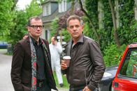 Die Rosenheim-Cops – Künstleragent Egon Schwarz (Christian Pfeil, l.) macht Kommissar Bergmann (Florian Fitz, r.) auf eine heiﬂe Spur aufmerksam.
