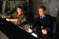 Collision Course - Blackout im Cockpit – Auf dem Flug nach Hause wird die Maschine von einer Sonneneruption getroffen, wobei die beiden Piloten außer Gefecht gesetzt und die Elektronik zerstört werden. Nun liegt es an Kate (Tia Carrere), das Flugzeug zu steuern und das Leben der Passagiere zu retten. Dabei hat sie nur den Flugbegleiter Jake (David Chokachi) als Unterstützung.