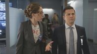 Bull – Auf sie kann sich Bull auch in diesem Fall verlassen: Liberty Davis (Dena Tyler, l.) und Benny (Freddy Rodriguez) ...