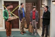 The Big Bang Theory – Raj (Kunal Nayyar, l.) versucht, durch ein Date mit seinen Ex-Freundinnen seine Frauenprobleme zu lösen. Unterdessen will Sheldon (Jim Parsons, 2.v.l.) mit Hilfe eines Emotionendetektors die Gefühle seiner Freunde Howard (Simon Helberg, 2.v.r.) und Leonard (Johnny Galecki, r.) besser verstehen - doch das geht eindeutig nach hinten los ...