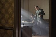 Persischstunden – Klaus Koch (Lars Eidinger, re.) möchte, dass Gilles (Nahuel Pérez Biscayart, li.) ihn in Farsi unterrichtet.