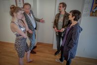 SOKO Linz – Bei ihren Ermittlungen stoßen Johanna "Joe" Haizinger (Katharina Stemberger, r.) und Ben Halberg (Daniel Gawlowski, 2.v.r.) auf verzweifelte Ehefrauen, gekränkte Eitelkeiten und so einige hilflose Männer - darunter auch Lilo Priess (Zoe Straub, l.) und Guntmar Priess (Rainer Wöss, 2.v.l.).