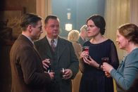 Babylon Berlin – Gereon Raths (Volker Bruch, li.) Vermieterin Elisabeth Behnke (Fritzi Haberland) unterhalten sich mit seinem Kollegen Wolter (Peter Kurth) und seiner Frau Emmi (Marie Gruber, re.).