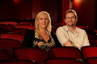 Verbotene Liebe – Im St. Pauli Theater trifft Julia Monro auf Dr. Bodie Ashton, der Liddy Bacroffs Schicksal erforscht hat.