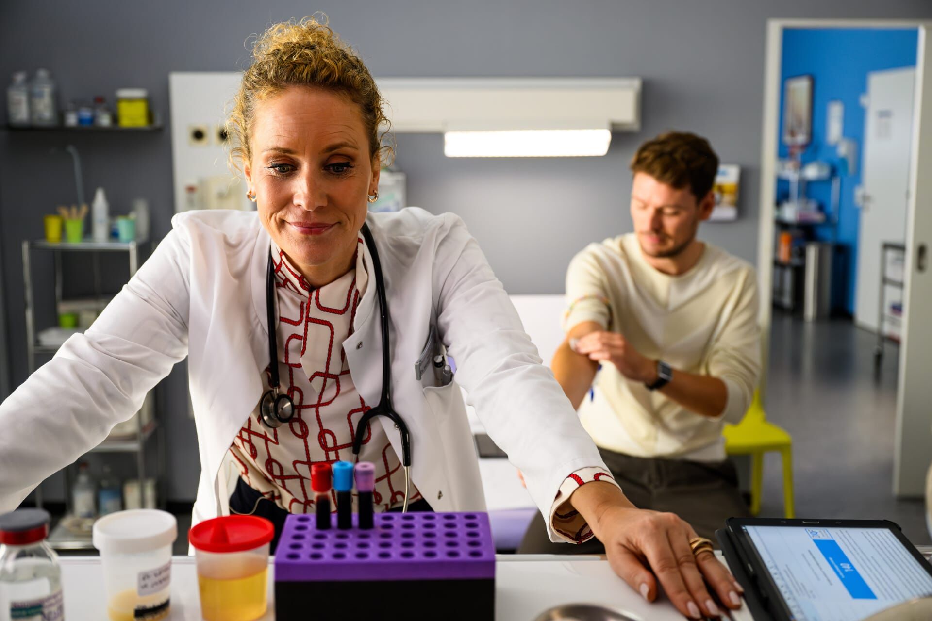 Bettys Diagnose – Dr. Helena von Arnstett (Claudia Hiersche) und Dr. Julius Walden (Constantin Lücke)
