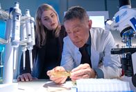 In aller Freundschaft – Mit Hilfe von Miriam Schneider (Christina Petersen) versucht Dr. Kaminski (Udo Schenk) herauszufinden, was die Ursache für die Komplikationen bei seinen Patienten ist.