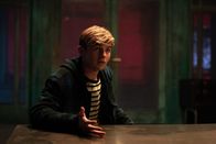 Alex Rider – Alex (Otto Farrant) ist sich sicher, dass die Explosion in Cornwall nicht durch ein Gasleck, sondern durch einen gezielten Anschlag zustande kam. Er versucht, dem Geheimdienst klar zu machen, wer dahinter stecken könnte. Doch er stößt auf taube Ohren.