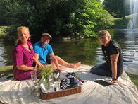 Heinzl und die VIPs – (v.l.n.r.) Kathi Strasser; Thomas Stipsits; Dominic Heinzl; (v.l.n.r.) Thomas Stipsits; Kathi Strasser; Dominic Heinzl