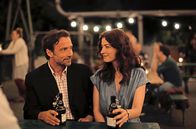 Sommerfest – Stefan (Lucas Gregorowicz) und seine große Liebe Charlie (Anna Bederke) treffen sich auf dem Sommerfest wieder.