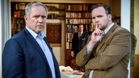 Tatort – Moritz Eisner (Harald Krassnitzer) und sein schusseliger Kriminalassistent Manfred "Fredo" Schimpf (Thomas Stipsits, re.) verfolgen Spuren ins Rotlichtmilieu; rbb Fernsehen TATORT: WEHRLOS Uhr. Moritz Eisner (Harald Krassnitzer) und sein schusseliger Kriminalassistent Manfred "Fredo" Schimpf (Thomas Stipsits, re.) verfolgen Spuren ins Rotlichtmilieu
