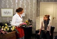 Rote Rosen – ARD ROTE ROSEN FOLGE 953 Uhr im ERSTEN. Carla (Maria Fuchs, l.) erfährt von Rosa (Joanna Semmelrogge, r.), dass Alfred Wetten darauf abschließt, dass sie und Nils ein Paar sind.