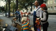 Löwenzahn Classics – Peter erklärt den Kindern, dass Musik auf der Straße liegt. Als Beweis zeigt er ihnen, was man aus Sperrmüll noch so alles machen kann.