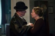 Babylon Berlin – Wolter (Peter Kurth) verabschiedet sich von seiner Frau Emmi (Marie Gruber).