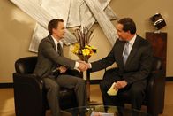 How I Met Your Mother – Barney (Neil Patrick Harris, l.) stellt sich der großen Herausforderung, innerhalb einer Woche jeden Abend eine Frau aufzureißen. In einem eingebildeten Interview mit einem berühmten Sportreporter (Jim Nantz, r.) blickt Barney auf diese Woche zurück, während er auf ein Gespräch mit seinem Chef wartet ...
