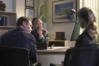 Lucifer – Dan (Kevin Alejandro, l.) und Chloe (Lauren German, r.) müssen an einer besonderen Privatschule ermitteln, doch gibt der Schulleiter (Geoffrey Owens, M.) wirklich alles preis, was er weiß?