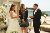 Two and a Half Men – Der große Moment ist gekommen: Gretchen (Kimberly Williams-Paisley, l.) und Alan (Jon Cryer, r.) geben sich vor Jennys (Amber Tamblyn, M.) Augen das Ja-Wort ...
