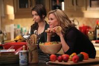 Modern Family – L-R: Haley Dunphy (Sarah Hyland), Claire Dunphy (Julie Bowen)