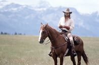Legenden der Leidenschaft – Tristan Ludlow (Brad Pitt) ist ein wilder junger Mann, der mit den Jagdritualen der Indianer aufgewachsen ist.