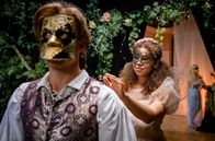 Sturm der Liebe – Ana (Soluna-Delta Kokol, M.) und Vincent (Martin Walde, l.) finden beim Ball zueinander - doch Ana hält ihn für Philipp.