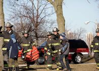 Chicago Fire – Chicago Fire Nazdarovya! - Nazdarovya! Staffel 1, Episode 15 Einsatz am See: Eamonn Walker als Chief Boden, David Eigenberg als Christopher Hermann, Joe Minoso als Joe Cruz, Jesse Spencer als Matthew Casey, Christian Stolte als Mouch