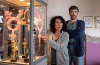 Großstadtrevier – Pinker Protest: Die Vitrine im Kegelclub wurde mit dem Symbol für Diversität besprüht. Harry Möller (Maria Ketikidou, l.) und Nils Sanchez (Enrique Fiß, r.) sollen den Täter ausfindig machen.
