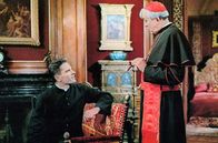 Der Kardinal – Kardinal Glennon (John Huston, re.) erkennt Fermoyles (Tom Tryon, li.) Begabung und seinen großen Ehrgeiz. Um ihn Demut zu lehren, schickt er ihn als Kaplan nach Boston.