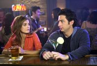 Scrubs - Die Anfänger – Weil J.D. (Zach Braff, r.) mit Elliotts Freundin Melody (Keri Russell, l.) nicht klar kommt, zettelt er einen Streit zwischen beiden an ...