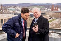 Der Staatsanwalt – Sicherheitschef Martin Dorn (Tobias van Dieken, l.) im Gespräch mit Oberstaatsanwalt Bernd Reuther (Rainer Hunold, r.).