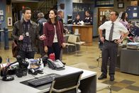 Brooklyn Nine-Nine – (v.l.n.r.) Jake Peralta (Andy Samberg); Amy Santiago (Melissa Fumero); Charles Boyle (Joe Lo Truglio)
