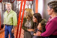 Inspector Barnaby – William Carnarvon (Mark Bonnar, l.), Judy Tyler (Rosie Cavaliero, 2.v.l.), Tina Tyler (Sabrina Bartlett, 2.v.r.) und Elspeth Rice (Selina Griffiths, r.): Im Weinlager liegt die Lösung des Falls.