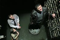 Metro - Im Netz des Todes – Die beiden Rivalen Garin (Sergei Puskepalis,r.) und Konstantinov (Anatoly Bely) sind scheinbar die einzigen, die dazu fähig sind, eine Gruppe der Überlebenden aus den tödlichen Schächten zu führen...