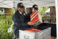 Mayday - Alarm im Cockpit – NTSB-Ermittler Al Diehl (gespielt von Thomas Mitchell, links) und ein Mitglied seines Teams verpacken das CVR- und das FDR-Gerät von United Airlines Flug 173 für den Transport zum NTSB-Labor in Washington. Die Ermittler erhoffen sich von den Daten auf den Boxen eine Erklärung dafür, warum alle vier Triebwerke des Flugzeugs beim Landeanflug ausfielen, so dass die Maschine auf den Boden stürzte und zehn Menschen an Bord ums Leben kamen. Die Daten werden zeigen, dass dem Flugzeug der Treibstoff ausging, als sich die Besatzung mit der Möglichkeit beschäftigte, dass ihr Fahrwerk nicht richtig eingerastet war.