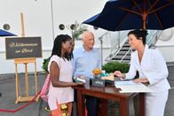 Das Traumschiff – Hanna Liebhold (Barbara Wussow, r.) begrüßt Lea (Melodie Wakivuamina, l.) und Thomas Bremer (Dietrich Hollinderbäumer, M.) an Bord des Traumschiffes.