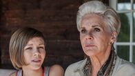 Der Bergdoktor – Jenni (Philomena Köbele, l.) möchte von ihrer Großmutter Johanna Wiesgott (Maresa Hörbiger, r.) mehr über ihre Mutter Marie erfahren.
