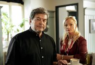 Zwei übern Berg – Ex-Mann Carl (Erwin Steinhauer) und Tochter Maren (Lena Baader) machen sich Sorgen um die allein stehende Hannah.
