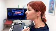 Puls – Moderatorin Pascale Menzi lässt sich mit Ultraschall auf ein (Aorten-)Aneurysma abklären. Copyright: SRF