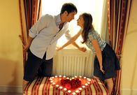 Sturm der Liebe – ARD STURM DER LIEBE FOLGE 1374 Uhr im ERSTEN. Eva (Uta Kargel, r.) und Robert (Lorenzo Patané, l.) freuen sich auf ihre romantische Zweisamkeit ...