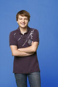 Two and a Half Men – (8. Staffel) - Kennt das Leben, wahrer Männer: Jake (August T. Jones) ...