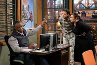 Last Man Standing – v.l.n.r.) Chuck Larabee (Jonathan Adams); Ryan Vogelson (Jordan Masterson); Kristin Baxter (Amanda Fuller)