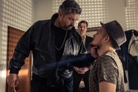 Huck – Huck (Patrick von Blume, M.) hat Cem (Aykut Kayacik, l.) als "türkischen Schläger" angeheuert - er soll den Dealer Timo (Matti Krause, r.) in Angst und Schrecken versetzen.