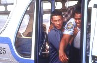 Speed – Der Polizist Jack Traven (Keanu Reeves, l.) versucht, den schwer verwundeten Busfahrer aus dem fahrenden Bus zu bergen ...
