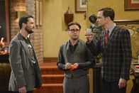 The Big Bang Theory – Noch ahnt niemand, was gleich passieren wird: Wil Wheaton (Wil Wheaton, l.), Sheldon (Jim Parsons, r.) und Leonard (Johnny Galecki, M.) ...